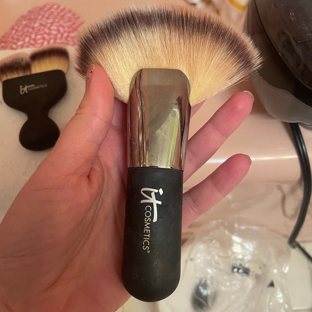 IT Cosmetics barely used and cleaned heavenly luxe mega Fan contour Brush